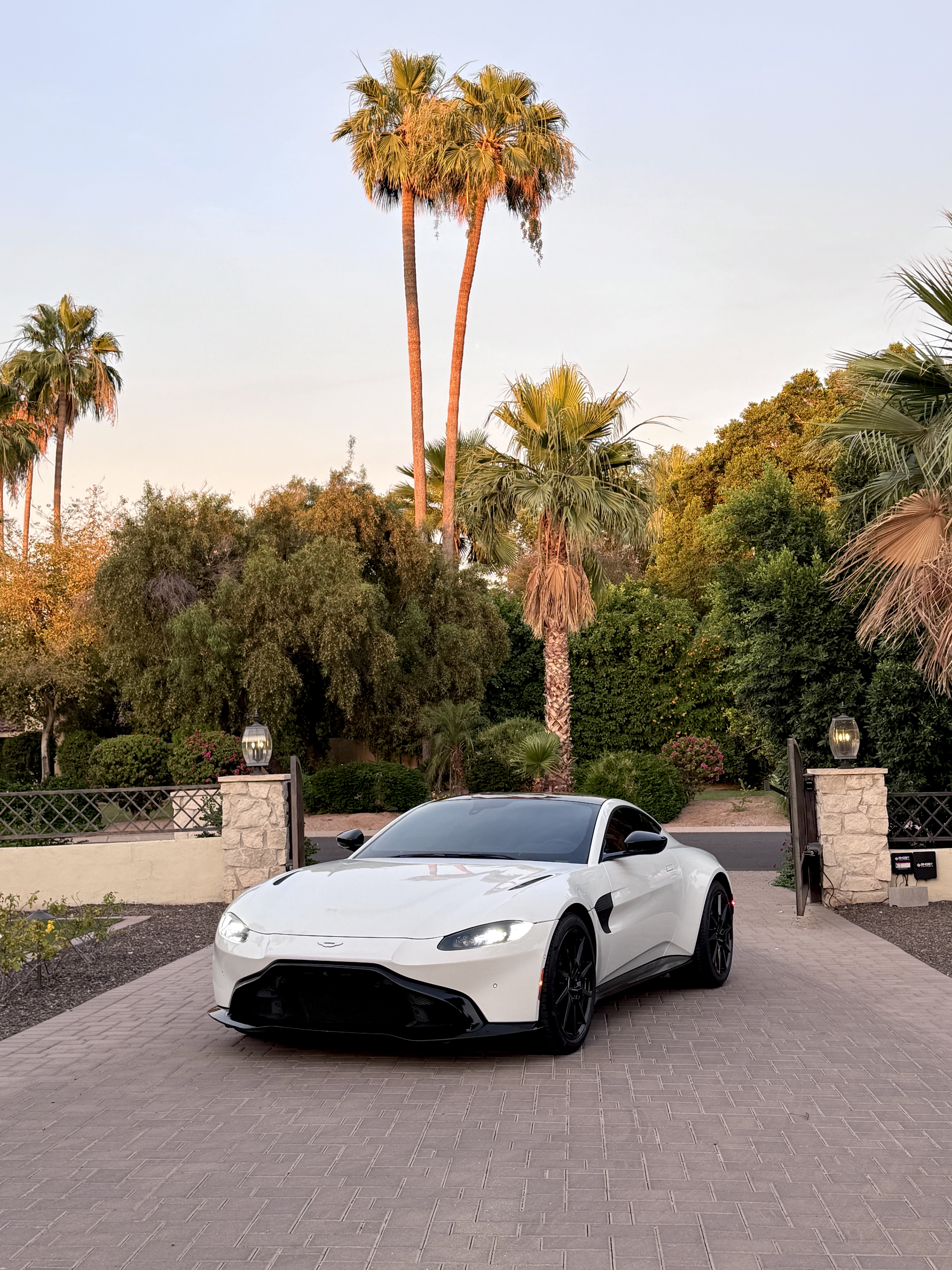 Used 2020 Aston Martin V8 Vantage Coupe RWD image 2
