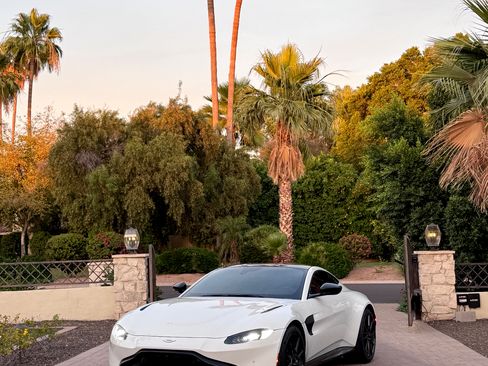 Used 2020 Aston Martin V8 Vantage Coupe RWD image 2