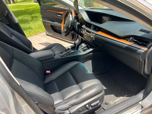 Used 2013 Lexus ES 300h w/ Premium Pkg FWD image 8