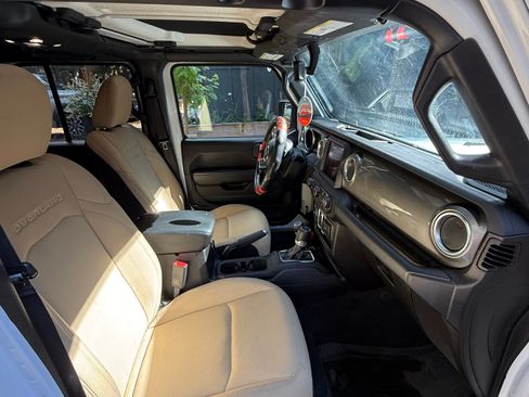Used 2020 Jeep Gladiator Overland AWD/4WD image 9