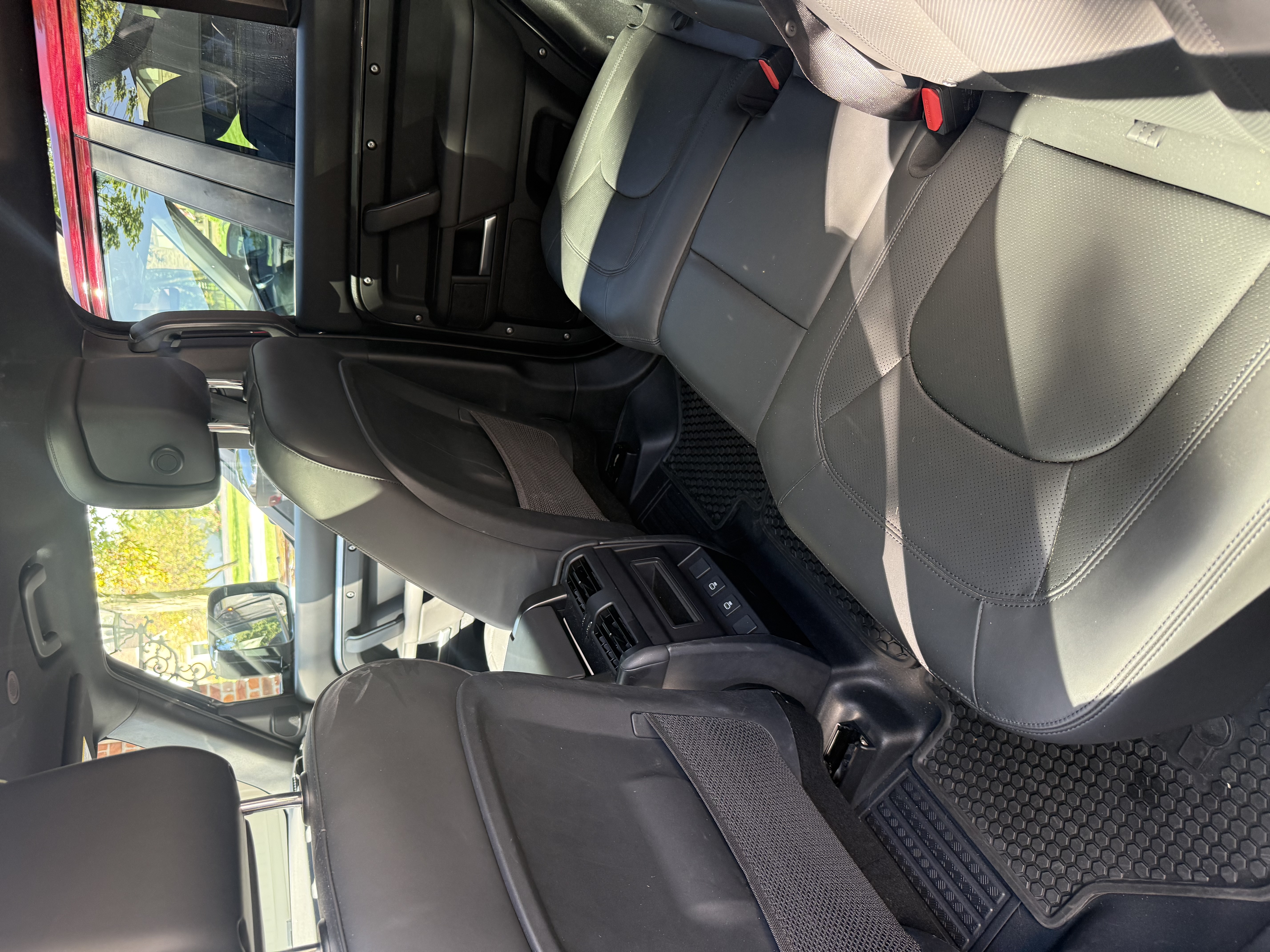 Used 2025 Land Rover Defender 110 X-Dynamic SE AWD/4WD image 16