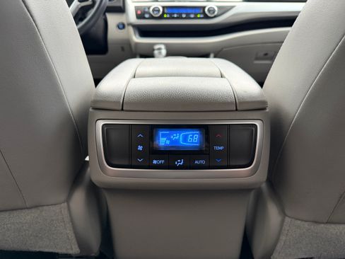 Used 2018 Toyota Highlander XLE image 29
