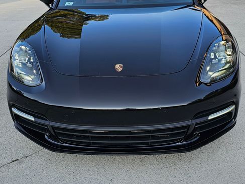 Used 2018 Porsche Panamera image 2