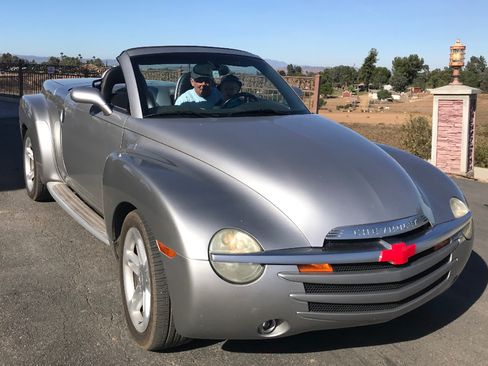 Used 2004 Chevrolet SSR w/ Preferred Equipment Group image 1