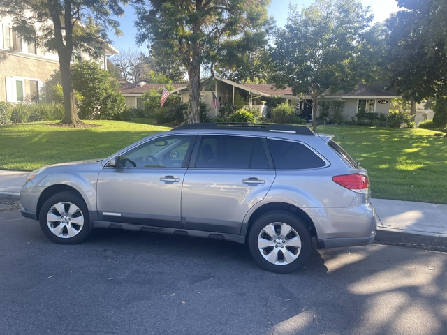 Used 2011 Subaru Outback 2.5i Limited w/ PWR Moonroof Pkg AWD/4WD image 6