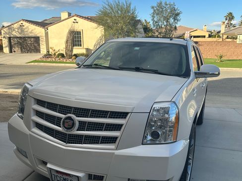 Used 2013 Cadillac Escalade Premium image 1