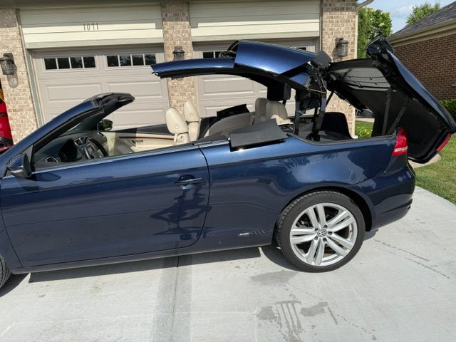 Used 2012 Volkswagen Eos Executive FWD image 1