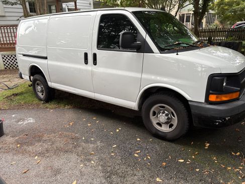 Used 2016 Chevrolet Express 2500 image 2