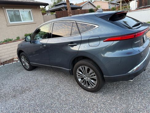 Used 2022 Toyota Venza XLE image 2