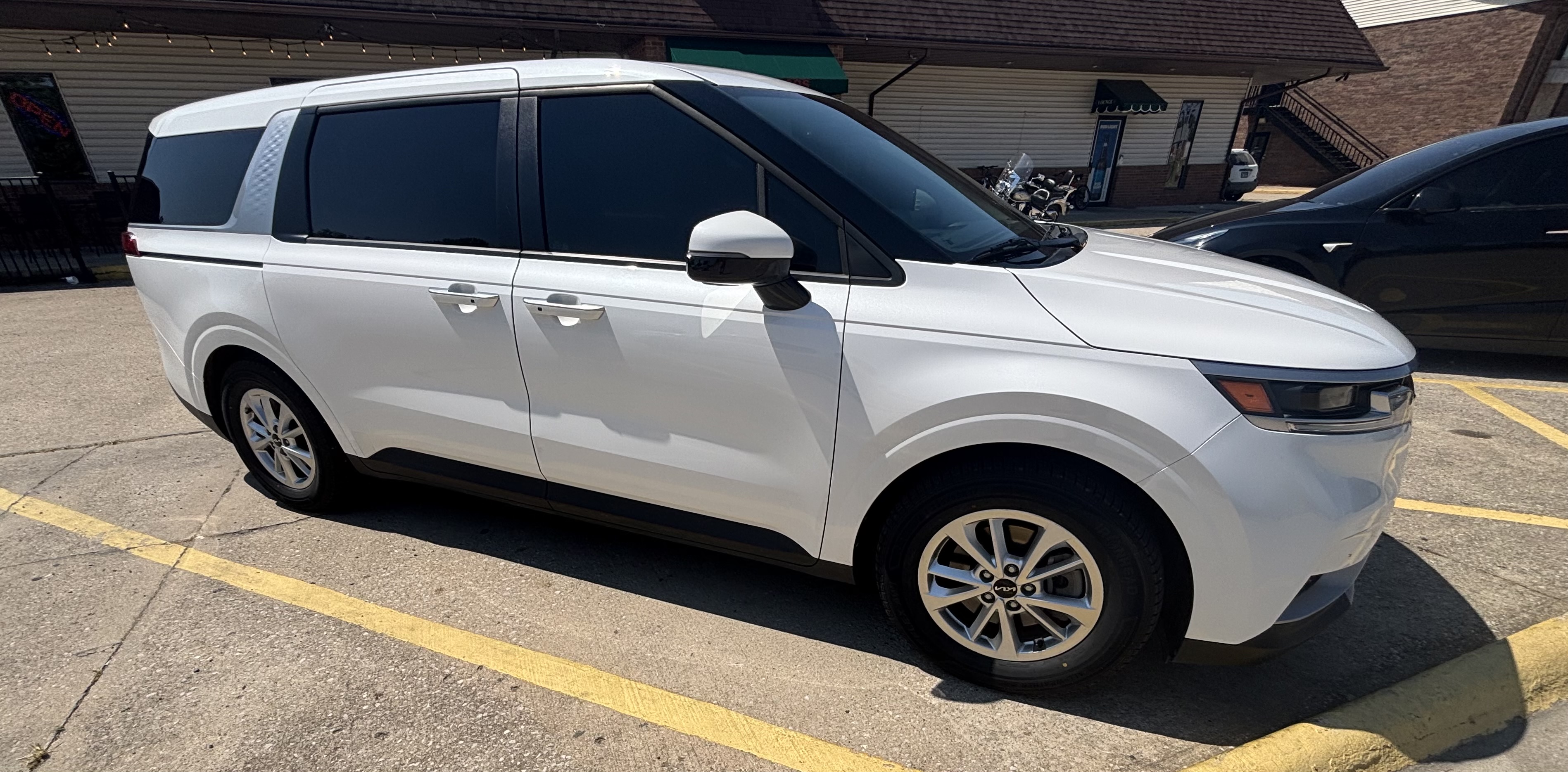 Used 2022 Kia Carnival LX FWD image 1