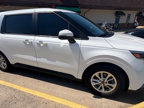 Used 2022 Kia Carnival LX FWD image 1