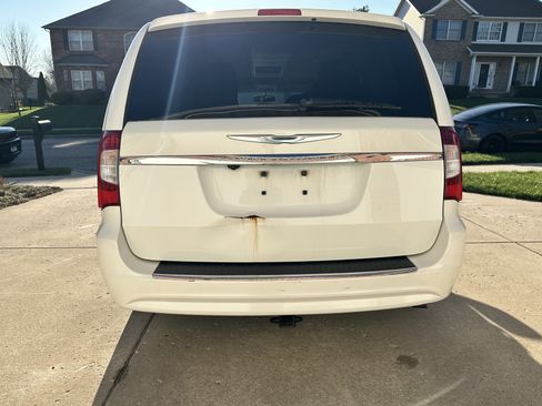 Used 2013 Chrysler Town & Country Touring image 13