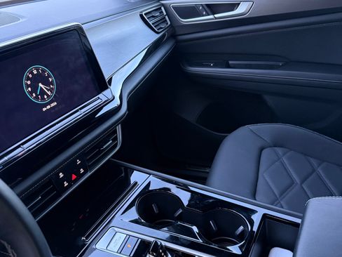 Used 2024 Volkswagen Atlas Cross Sport SE image 11