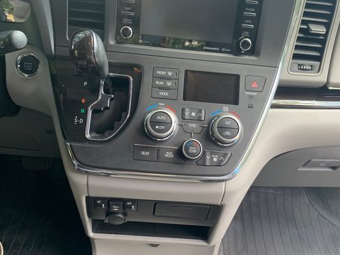 Used 2019 Toyota Sienna XLE FWD image 2
