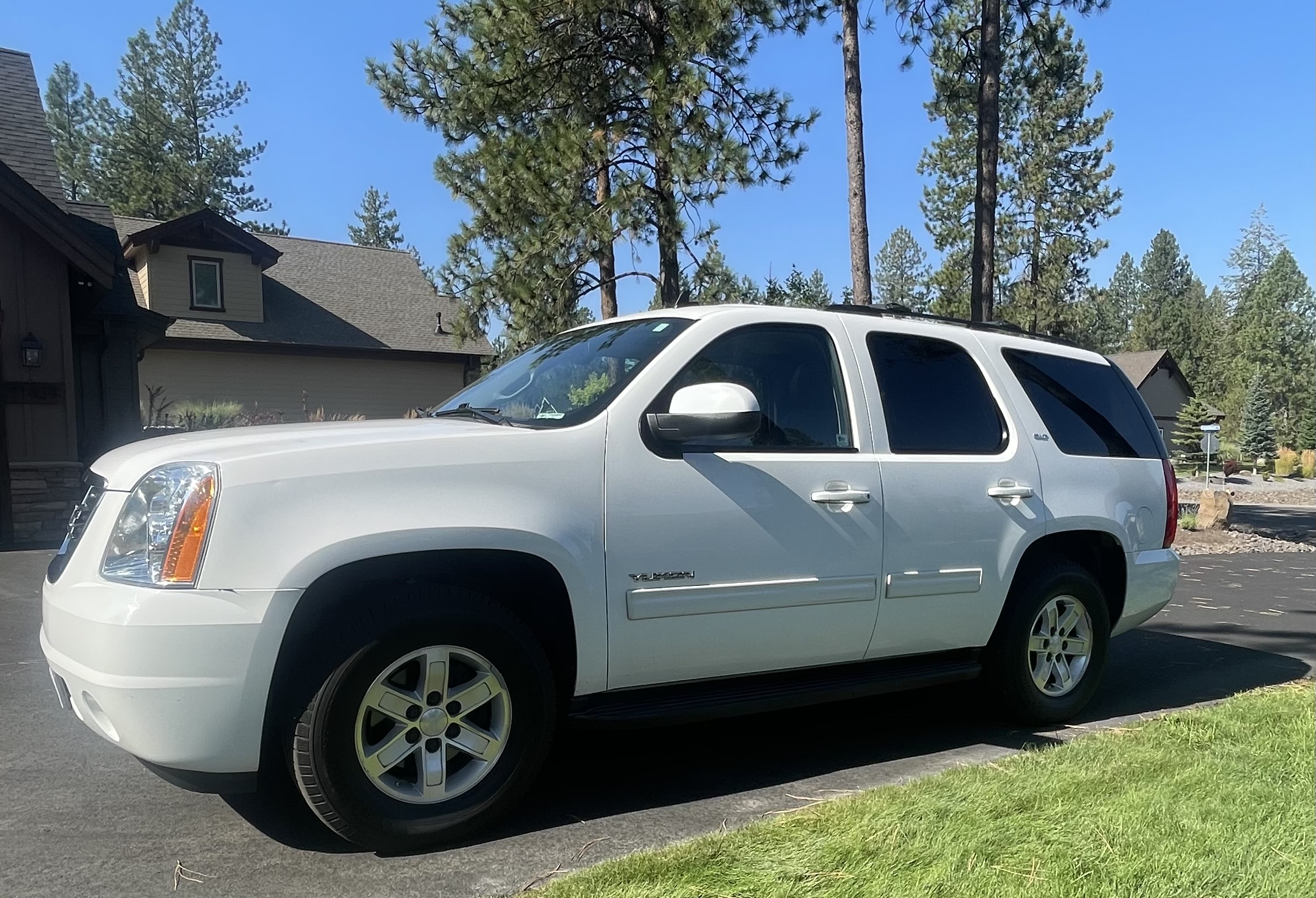 Used 2010 GMC Yukon SLT RWD image 2