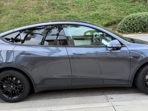 Used 2020 Tesla Model Y Long Range image 2