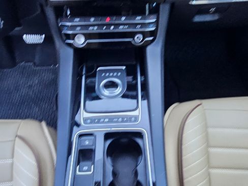 Used 2019 Jaguar F-PACE Premium image 15