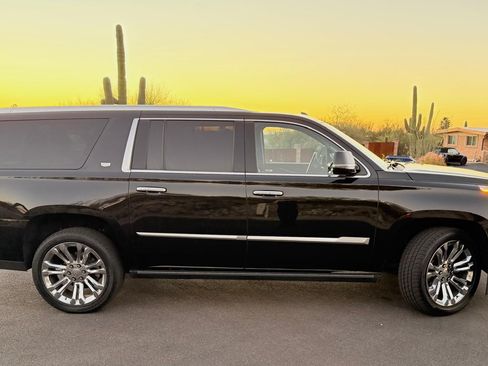 Used 2019 Cadillac Escalade ESV Premium Luxury image 12