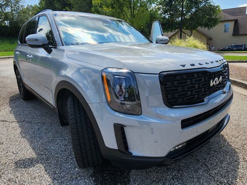 Used 2022 Kia Telluride SX w/ SX Prestige Package image 2