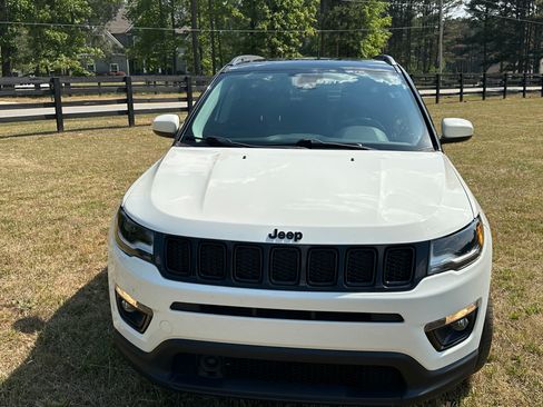Used 2018 Jeep Compass Latitude w/ Popular Equipment Group FWD image 2