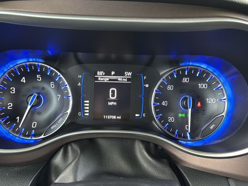 Used 2019 Chrysler Pacifica Touring-L FWD image 16