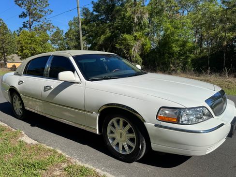 Used 2009 Lincoln Town Car Signature Limited RWD image 2
