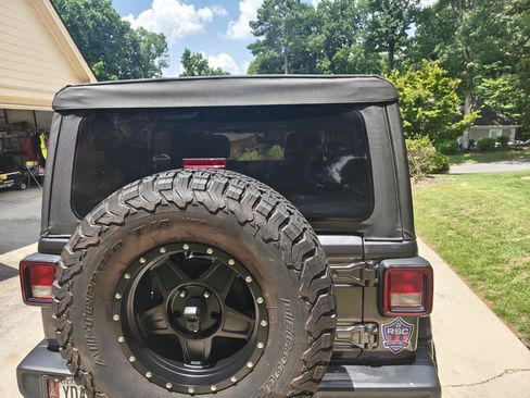Used 2018 Jeep Wrangler Unlimited Sahara AWD/4WD image 4