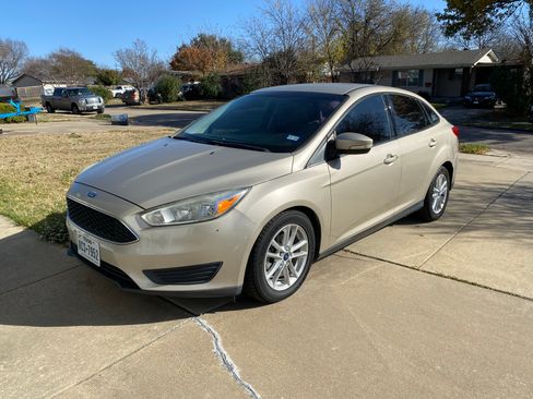 Used 2017 Ford Focus SE image 1