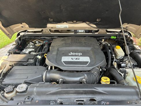 Used 2016 Jeep Wrangler Unlimited Sahara w/ Connectivity Group AWD/4WD image 27