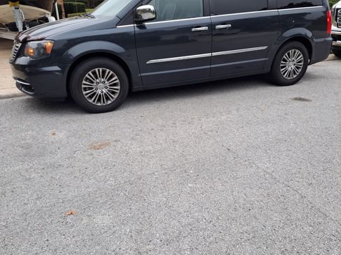 Used 2013 Chrysler Town & Country Touring-L w/ Entertainment Group #2 image 4