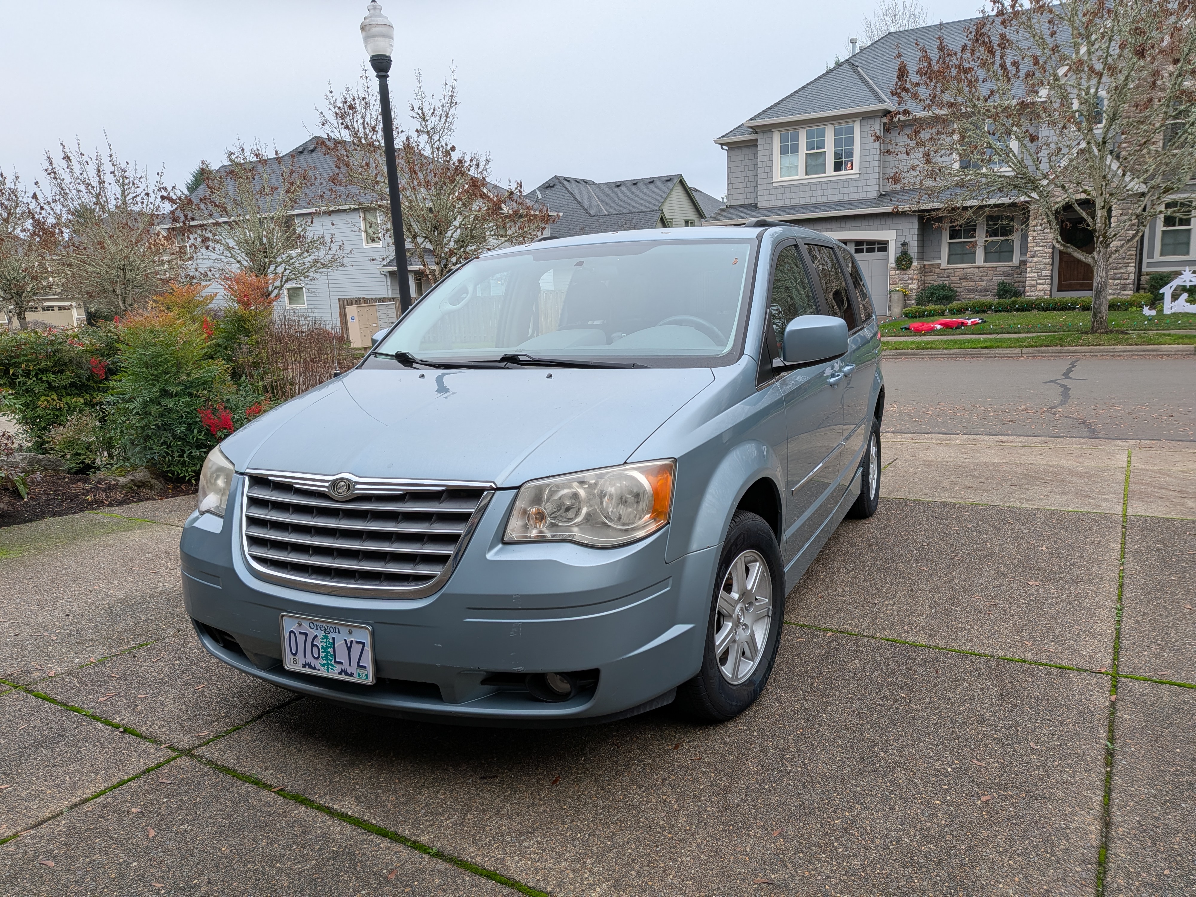 Used 2010 Chrysler Town & Country Touring FWD image 1