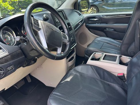 Used 2014 Chrysler Town & Country Touring FWD image 10