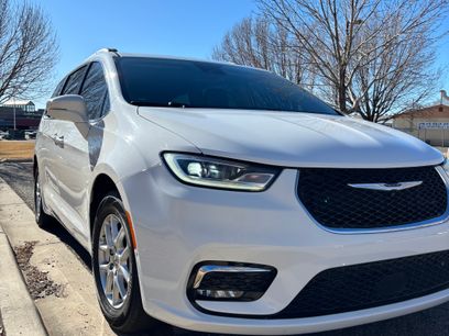 Used 2022 Chrysler Pacifica Touring-L w/ Uconnect Theater Family Group