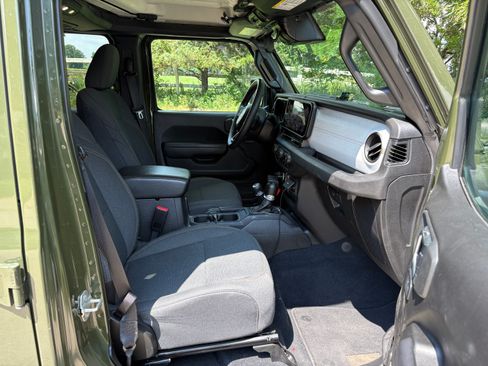 Used 2024 Jeep Wrangler Unlimited AWD/4WD image 9