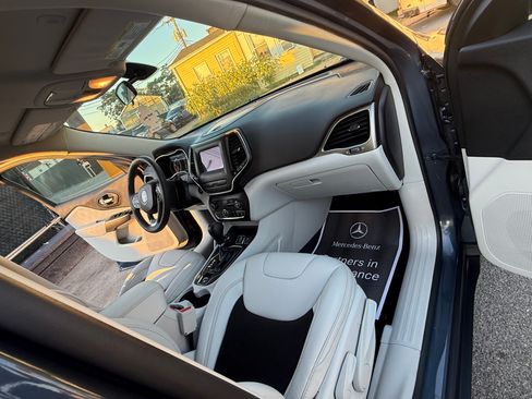 Used 2020 Jeep Cherokee Latitude Plus AWD/4WD image 5