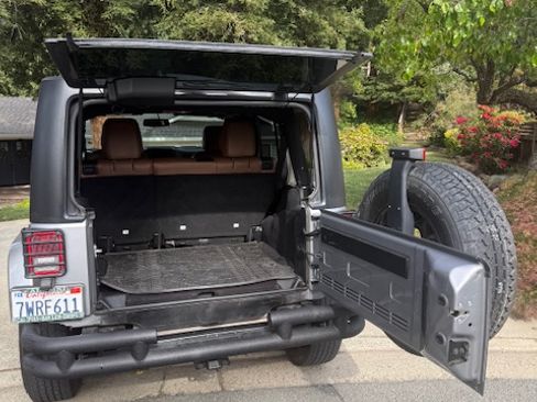 Used 2017 Jeep Wrangler Unlimited Sahara w/ Connectivity Group AWD/4WD image 6