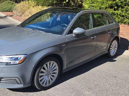 Used 2017 Audi A3 e-tron Premium Plus w/ Technology Package image 2