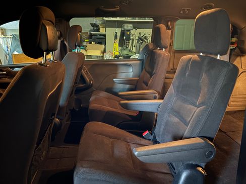 Used 2015 Dodge Grand Caravan SE image 6