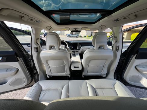 Used 2018 Volvo XC60 T5 Momentum w/ Convenience Package image 9