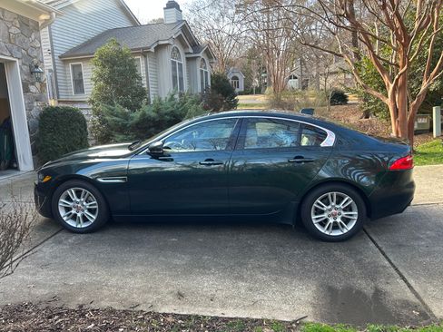 Used 2017 Jaguar XE Premium image 1