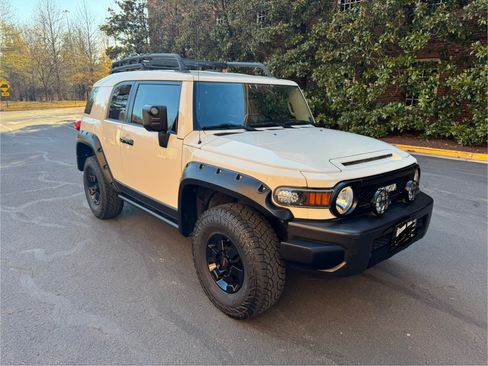 Used 2011 Toyota FJ Cruiser Sport Utility 2D image 1