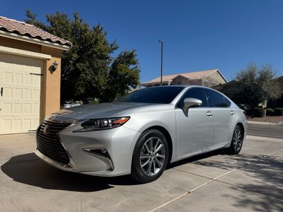 Used 2017 Lexus ES 300h w/ Navigation System Package