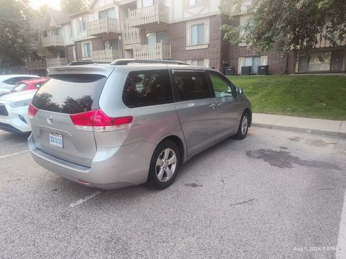 Used 2014 Toyota Sienna LE FWD image 1