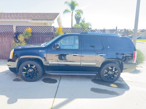 Used 2010 GMC Yukon Denali image 1