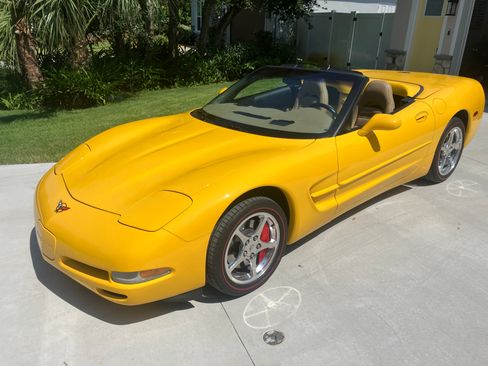 Used 2001 Chevrolet Corvette Convertible w/ Preferred Equipment Group2 RWD image 2