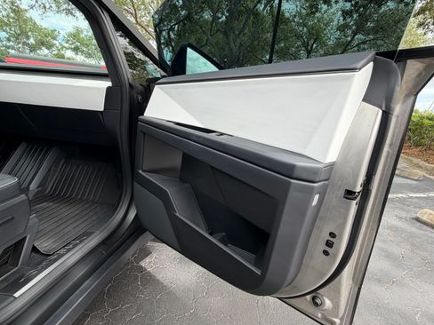 Used 2024 Tesla Cybertruck AWD Crew Cab image 21