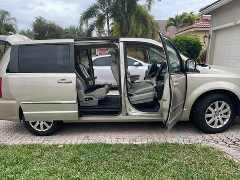 Used 2013 Chrysler Town & Country Touring image 8