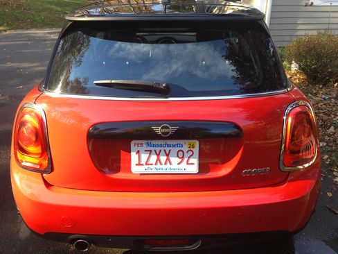 Used 2019 MINI Cooper 2-Door Hardtop w/ Signature Upholstery Package image 2