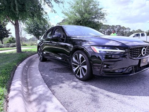 Used 2022 Volvo S60 B5 Momentum image 2