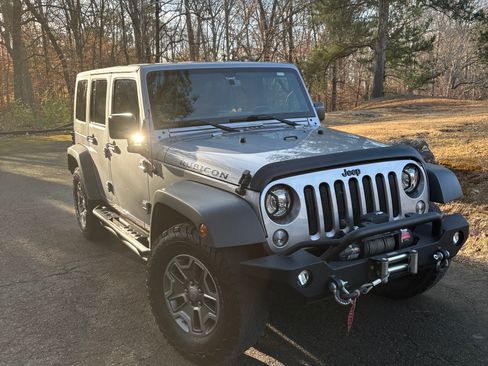 Used 2018 Jeep Wrangler Unlimited Rubicon w/ Connectivity Group image 1
